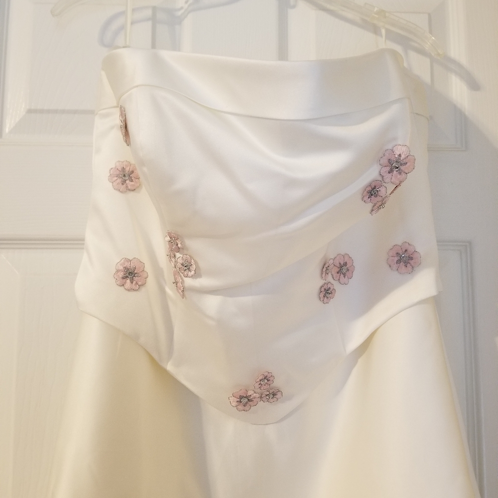 Like new Beautiful wedding dress SIZE 8-10 EXCELLENT CONDITION SEE TO APPRECIATE